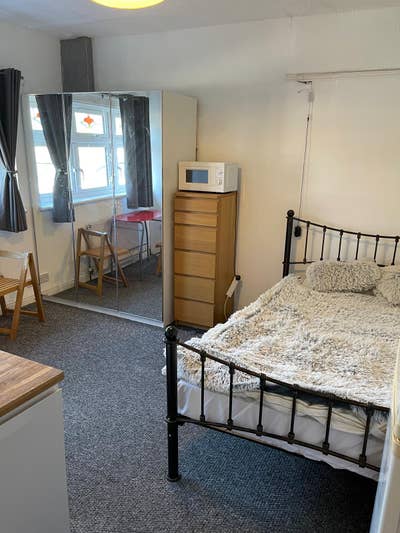 2 Rooms to Let –  Ilford IG2  Main Photo