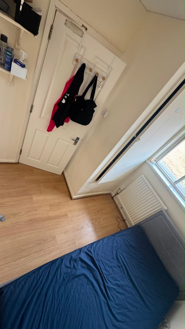 Furnished Single Room  Main Photo