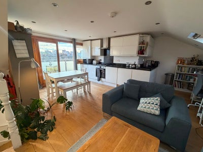 Bright, modern double room - female professional Main Photo