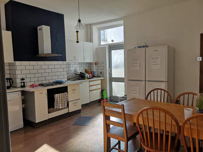 Bright Room in Shared House (All Bills Included) Main Photo