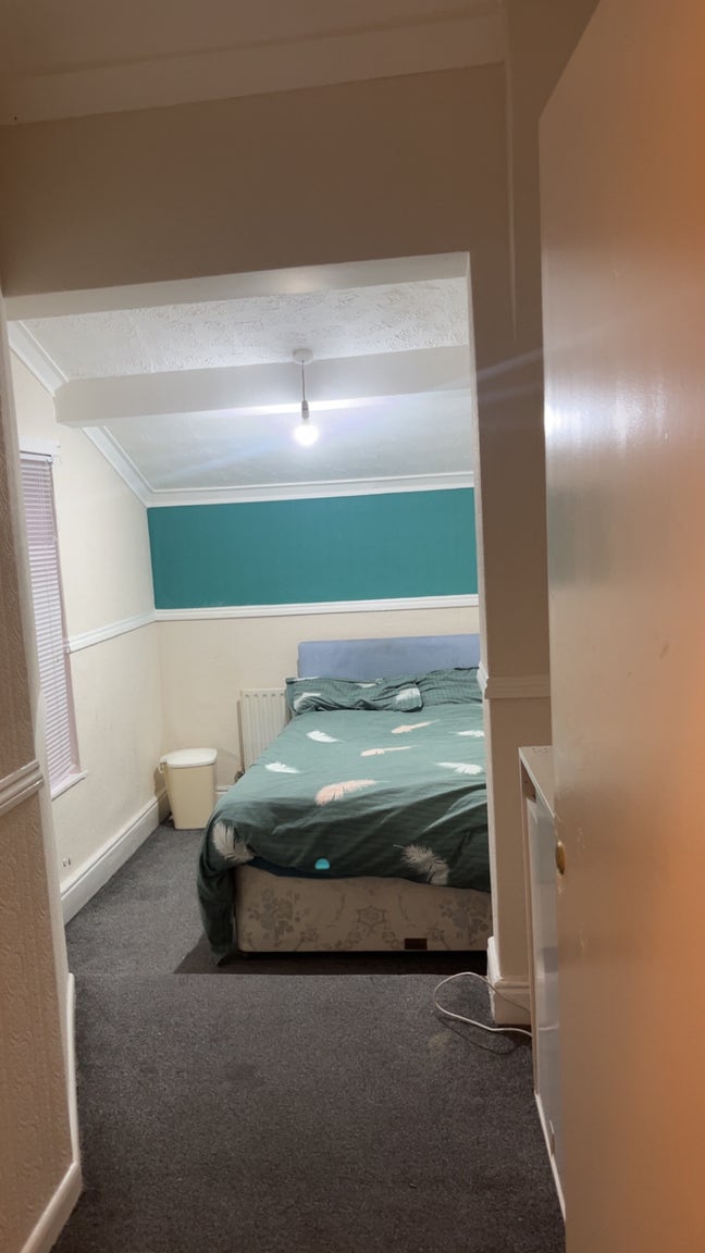 1 double room available prime location  Main Photo