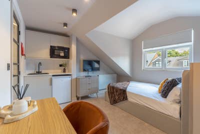 **Only 2 Rooms Left - Stunning Student House** Main Photo