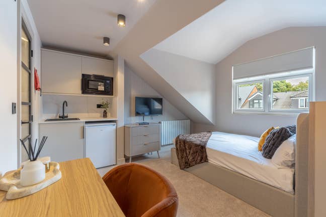 **Only 2 Rooms Left - Stunning Student House** Main Photo