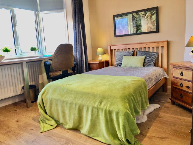 Professionals houseshare, double room, bills incl Main Photo