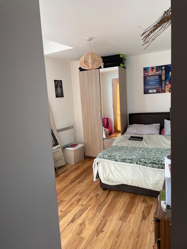 Room in China Town flat available Main Photo