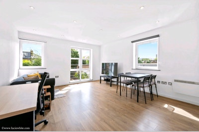 Double Bedroom and bathroom in 2-Bed Flat Main Photo