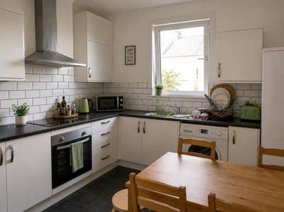 🏡 Ensuite Room with Yard Access  Main Photo