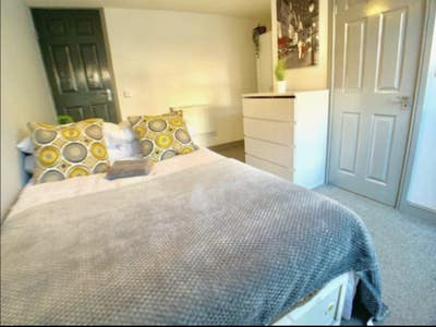 🏡 Ensuite Room with Yard Access  Main Photo