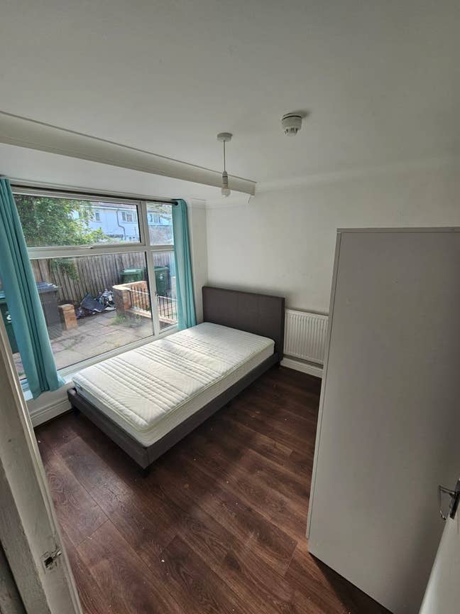 🌿 Garden House with 2 Bathrooms & Private Garden  Main Photo