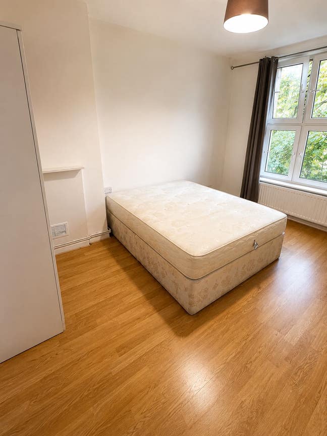 Spacious Bedroom in Beautiful Clapham Flat Main Photo