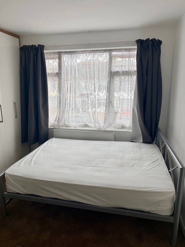 Ensuit Single Room close to Hounslow East Station  Main Photo