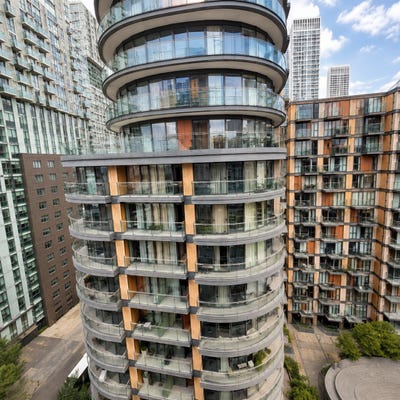 ⭐ Modern 1 Bed Flat | 5 Min to South Quay DLR Main Photo
