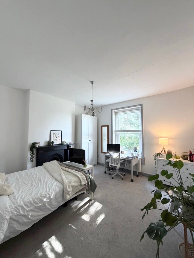 Spacious double size bedroom, sunny room bills inc Main Photo