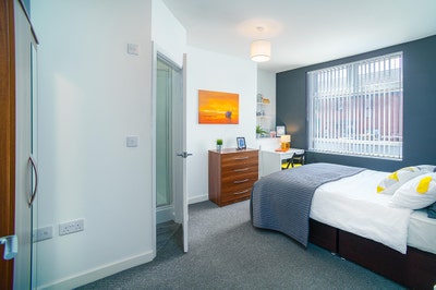 Live close to Bolton Centre | Double En Suite! 🛁 Main Photo