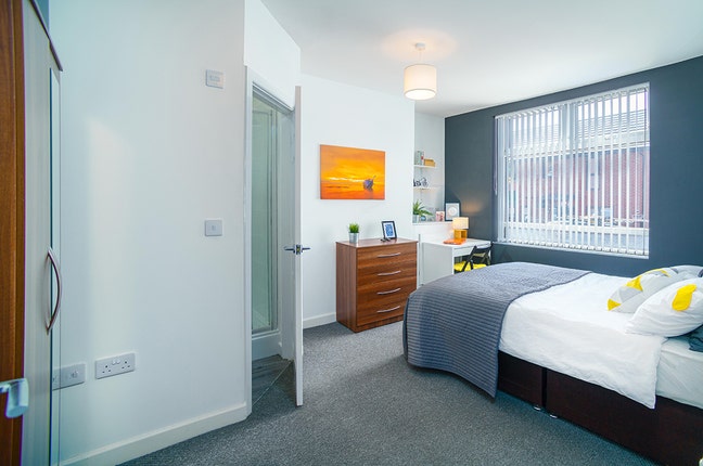 Live close to Bolton Centre | Double En Suite! 🛁 Main Photo