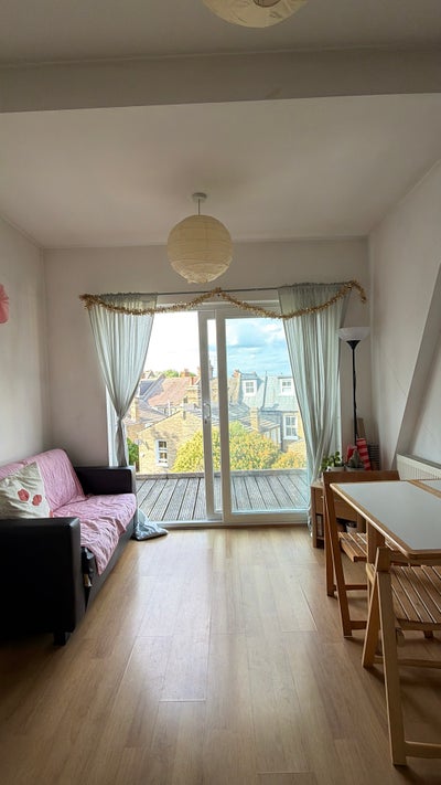 Bright double room in a 2-bed flat on Leopold Road Main Photo