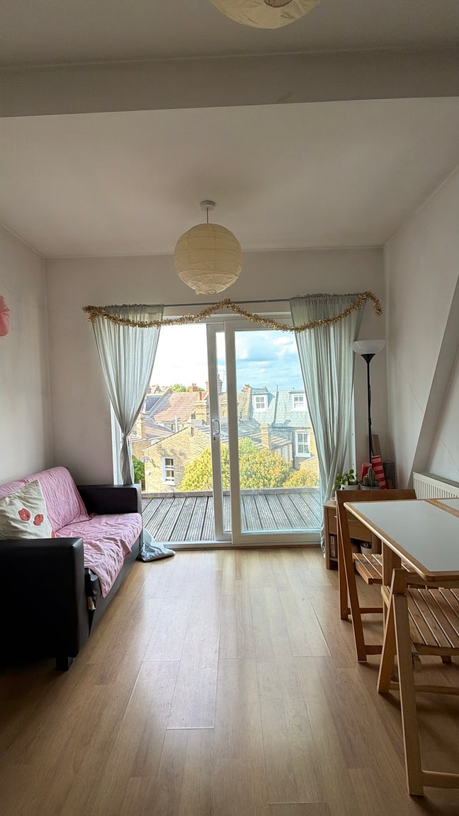 Bright double room in a 2-bed flat on Leopold Road Main Photo