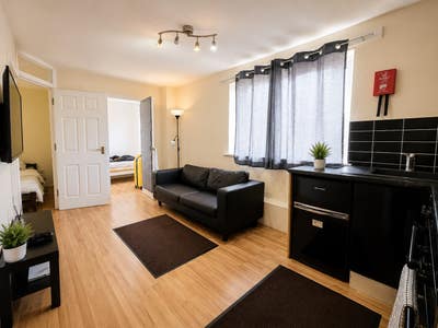 Nice 1 Bed Flat W Parking-5 Mins to Leytonstone St Main Photo