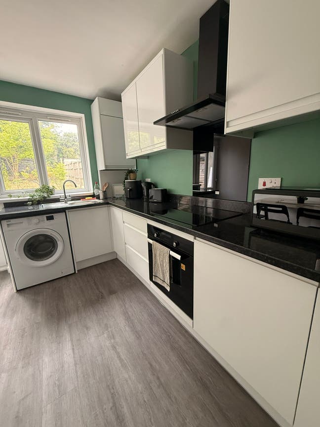 Spacious room to let Main Photo