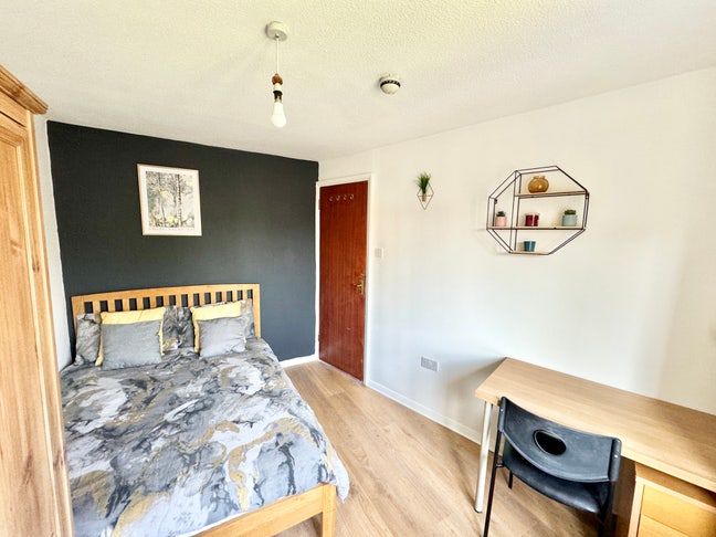 Double Room Quiet & Clean Flat 10 mins to Canada W Main Photo