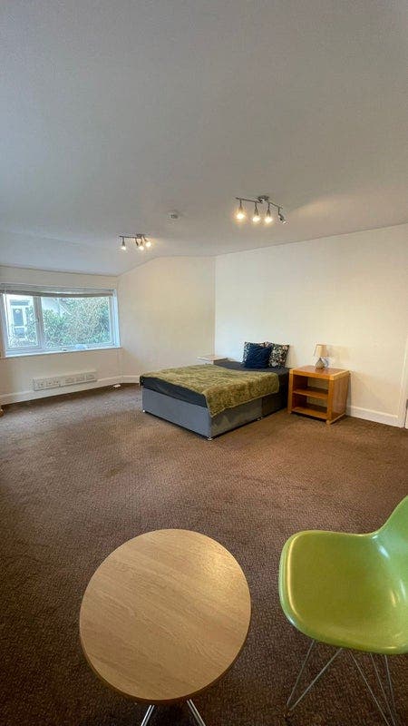 Extra-large room by the beach&train station Main Photo
