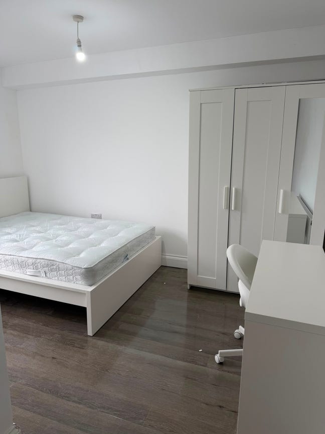 Newly Refurbished Rooms in Stratford E15 Main Photo