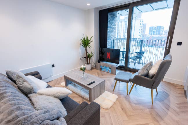 1 Bed Flat, City Centre, Balcony with Canal View Main Photo