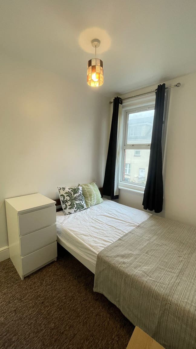 Bright, cozy double room in a shared house Main Photo