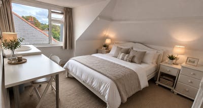 Lovely double bedroom with en-suite shower room Main Photo