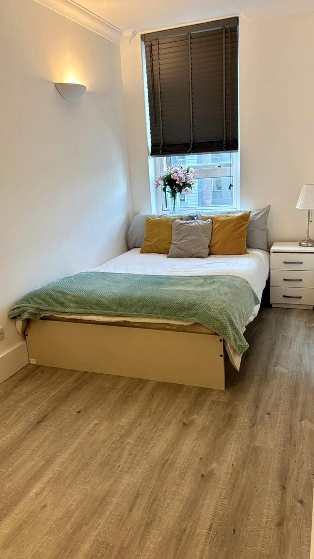 Bright Double Room with Desk - Crossharbour Main Photo