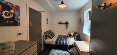 GU2 9Pu - Modern Ground Floor Ensuite  Main Photo