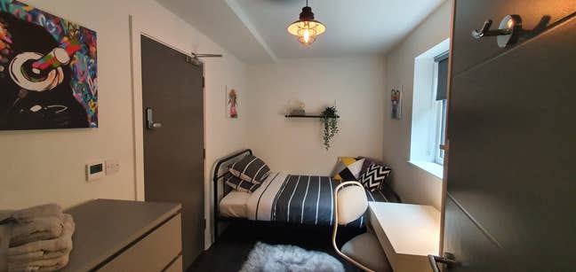 GU2 9Pu - Modern Ground Floor Ensuite  Main Photo