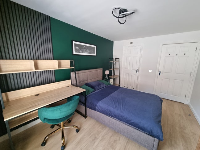 Furnished room to rent with &an ensuit bathroom Main Photo