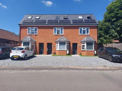 (9 Oct)  GU2 9Pu:  Modern Ground Floor Ensuite  Main Photo