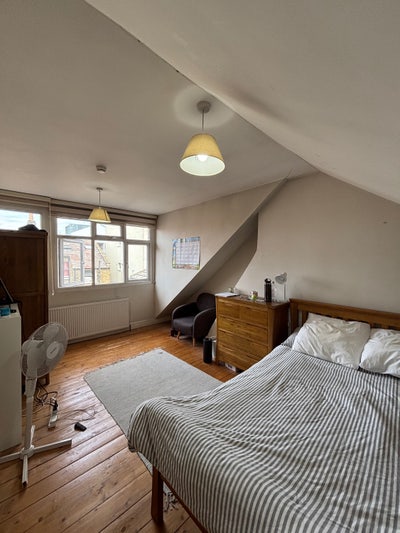 Spacious room with ensuite in Dalston Main Photo