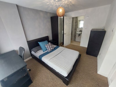 GU2 8Lu - Ensuite Close to Royal Surrey  Main Photo