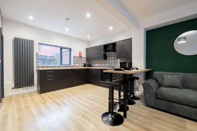 Stunning Room in BT12 - All Bills Included! Main Photo