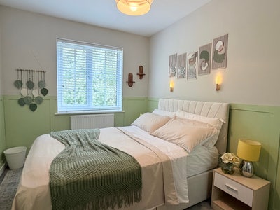 Lovely double room + private bathroom - Mon to Fri Main Photo