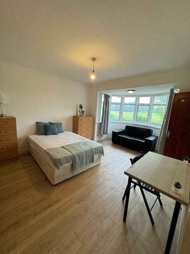 Double Room 10' to Cricklewood & Willesden Green@@ Main Photo