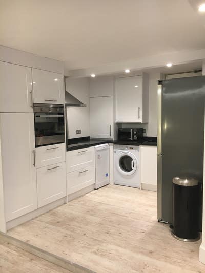 Double room in 3bed apartment, centra Weybridge Main Photo
