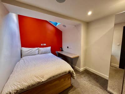 Contemporary Ensuite Room in Modern House  Main Photo