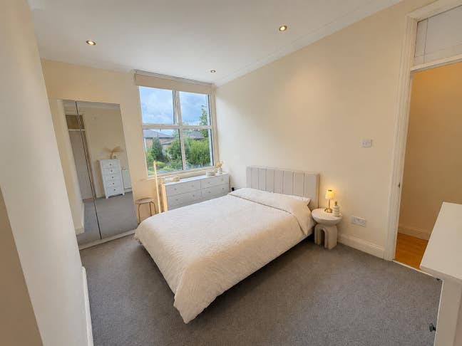 En-suite room 1 min from Finchley Central tube Main Photo
