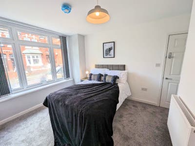 ** LARGE Modern Luxury En Suites -No Bills to Pay! Main Photo