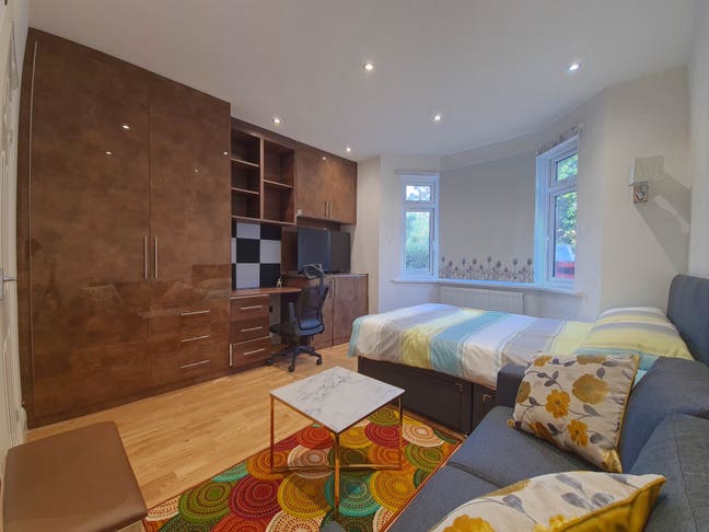 Ensuite with Gym including bills | 48 St Jude Main Photo