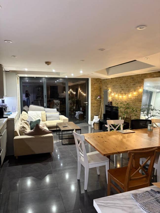 Room available in lovely large house Main Photo