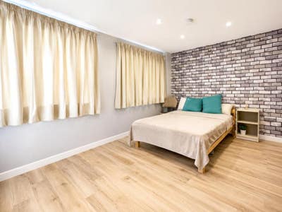 Self contained studio room- Horndean Road, RG12 Main Photo