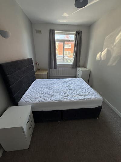 Lovely Double Room 🛏️ Near Train Bus Station🚉 Main Photo