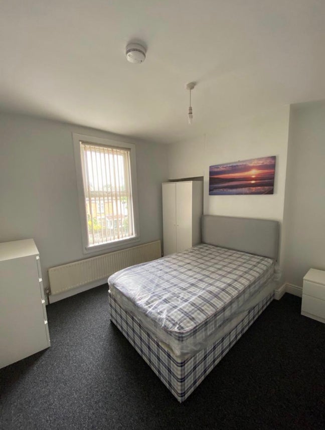 Spacious double room available  Main Photo