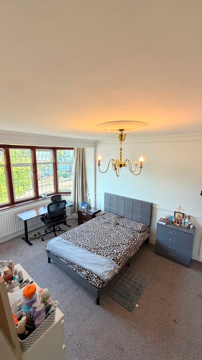 Large Master Room Available – Redbridge (IG4 5AH) Main Photo