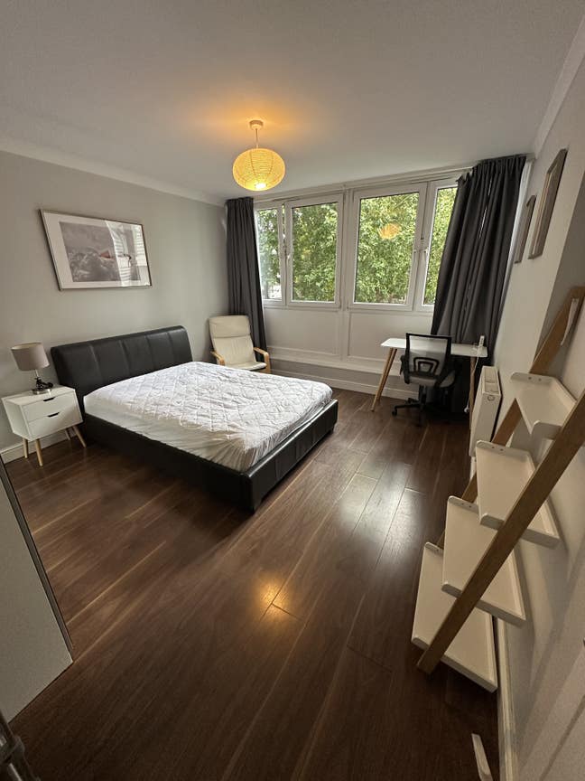 Large quiet room in friendly flat  Main Photo